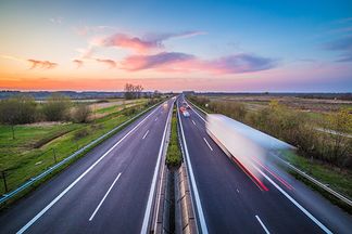 LKW rasch unterwegs auf der Autobahn